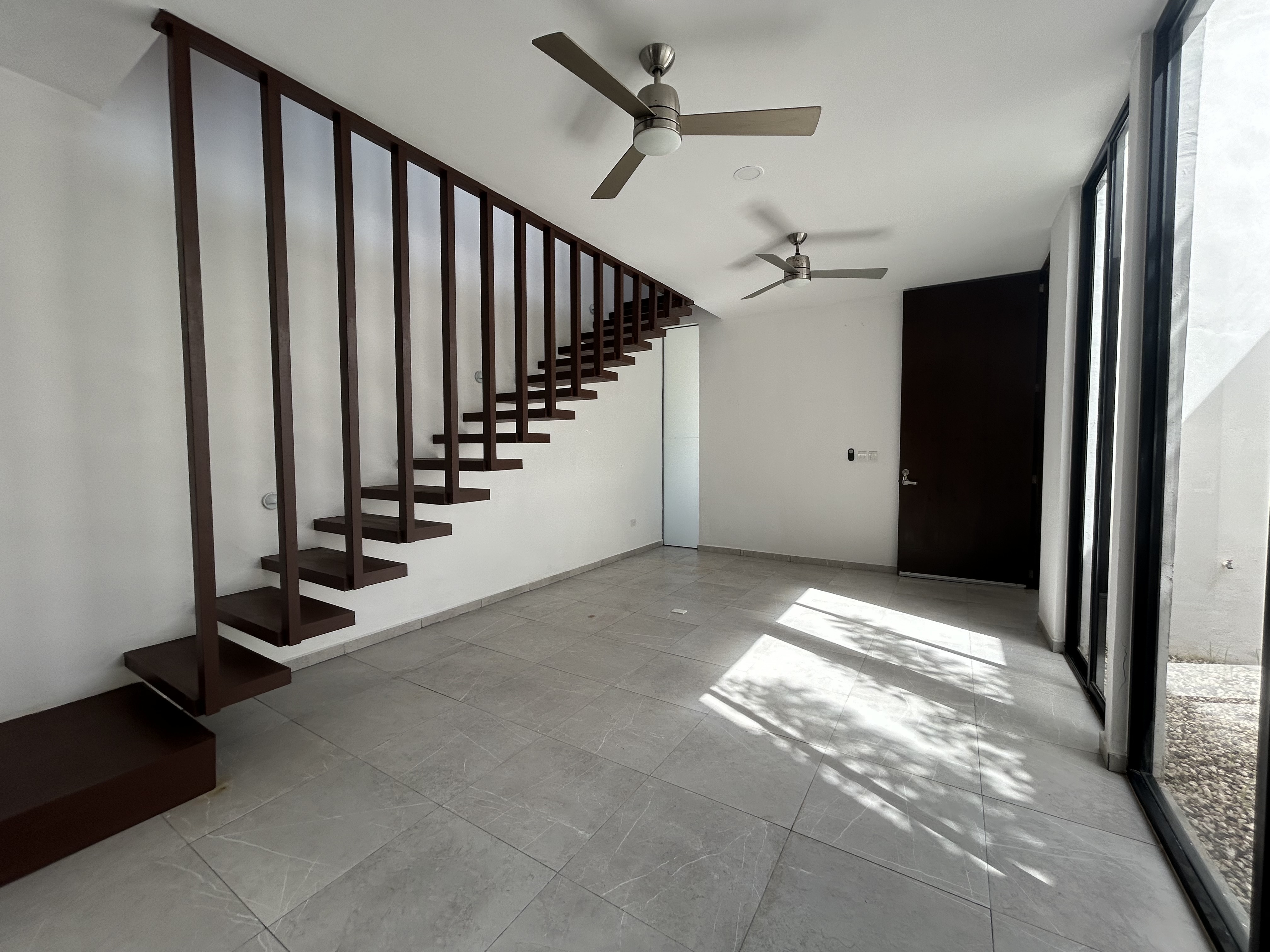 Townhouse de 2 recámaras, sin amueblar, con roof y jacuzzi, en privada.