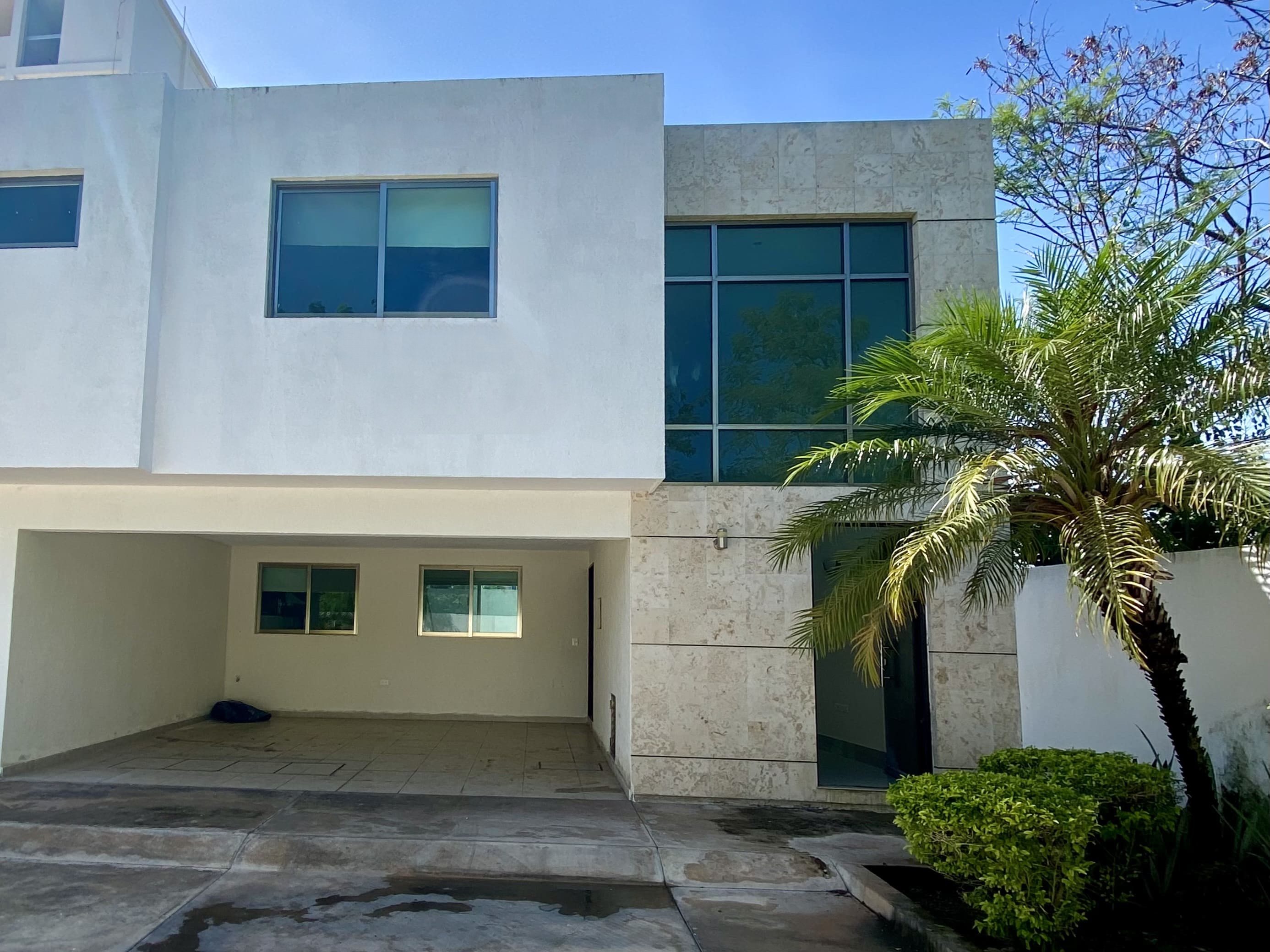 Townhouse en renta de 3 recamaras en Montes de Ame, dentro de privada.