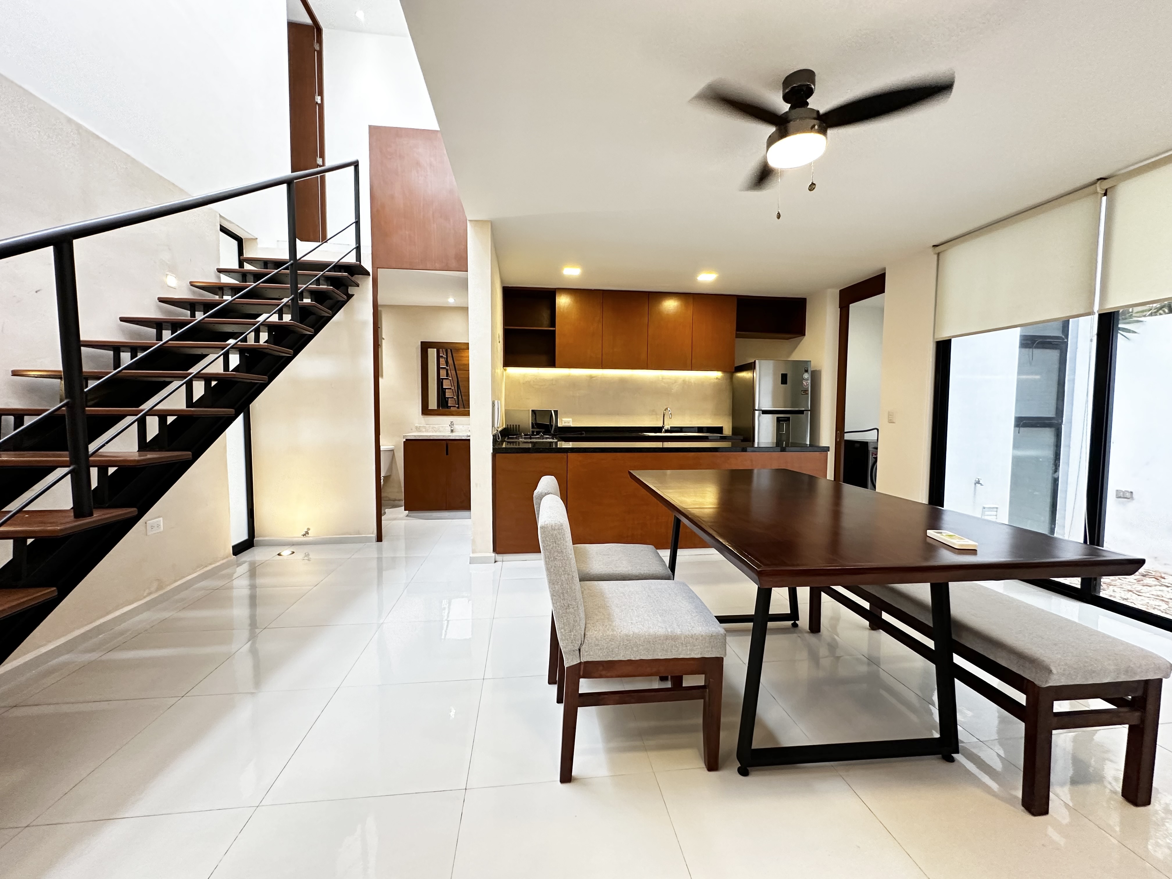 Townhouse amueblado, dentro de privada en Montes de Ame.