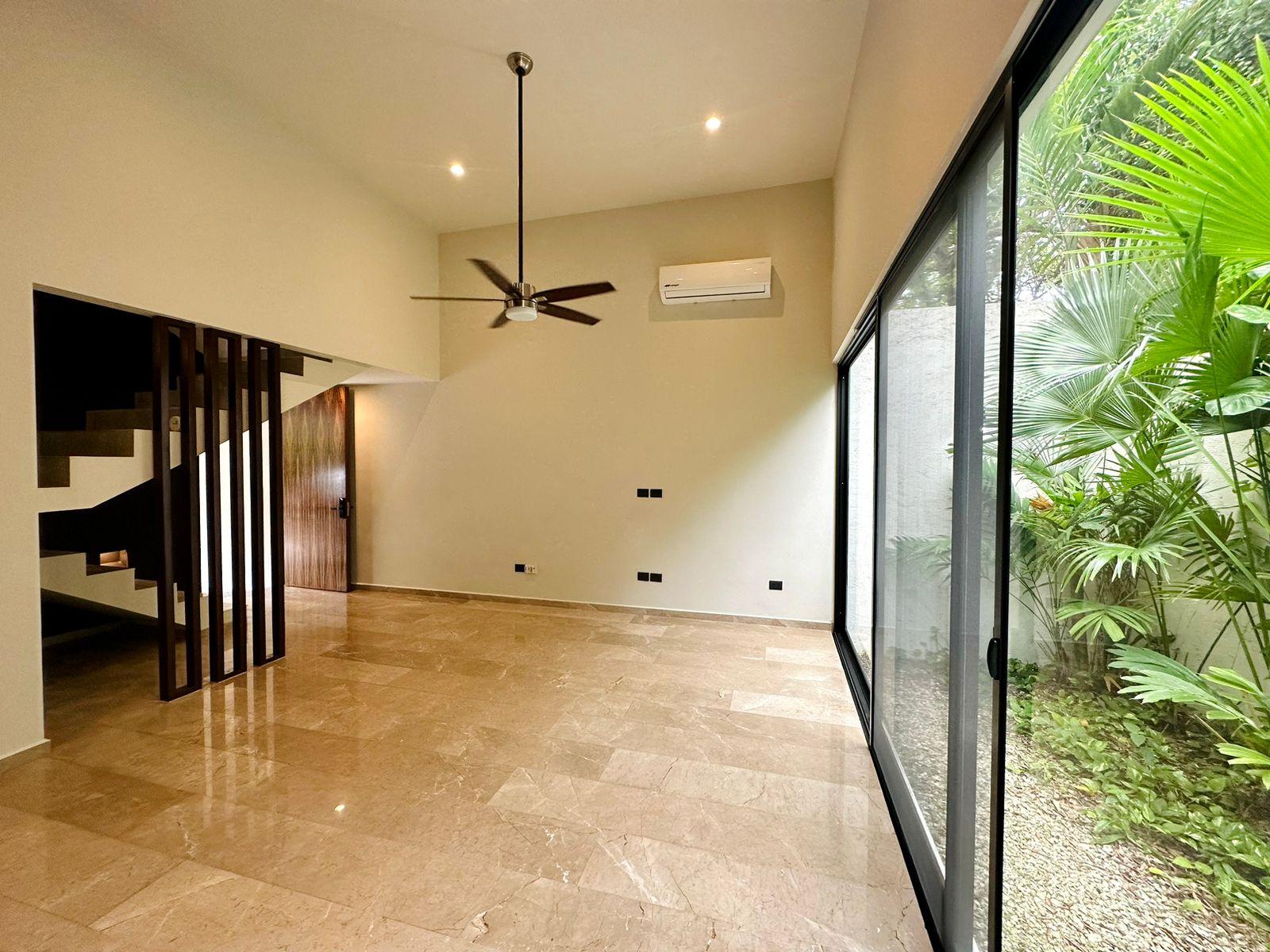 Townhouse con rooftop (SIN MUEBLES) en privada.