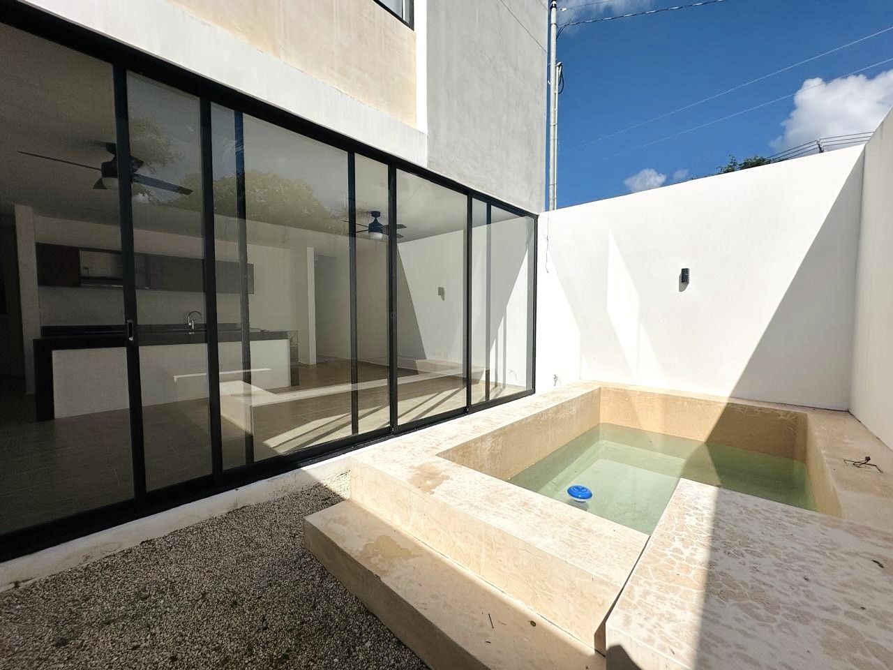 Townhouse en esquina, con piscina, dentro de privada.