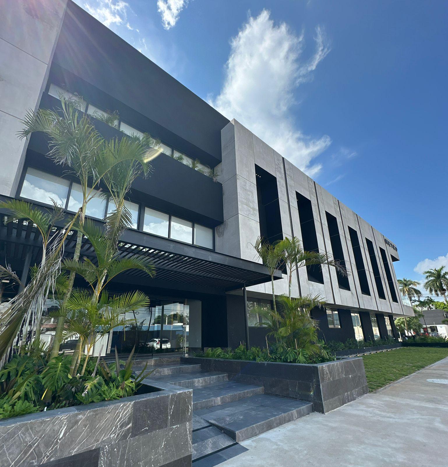 OFICINA/CONSULTORIO en corporativo con amenidades, sobre la Avenida Diaz Bolio.