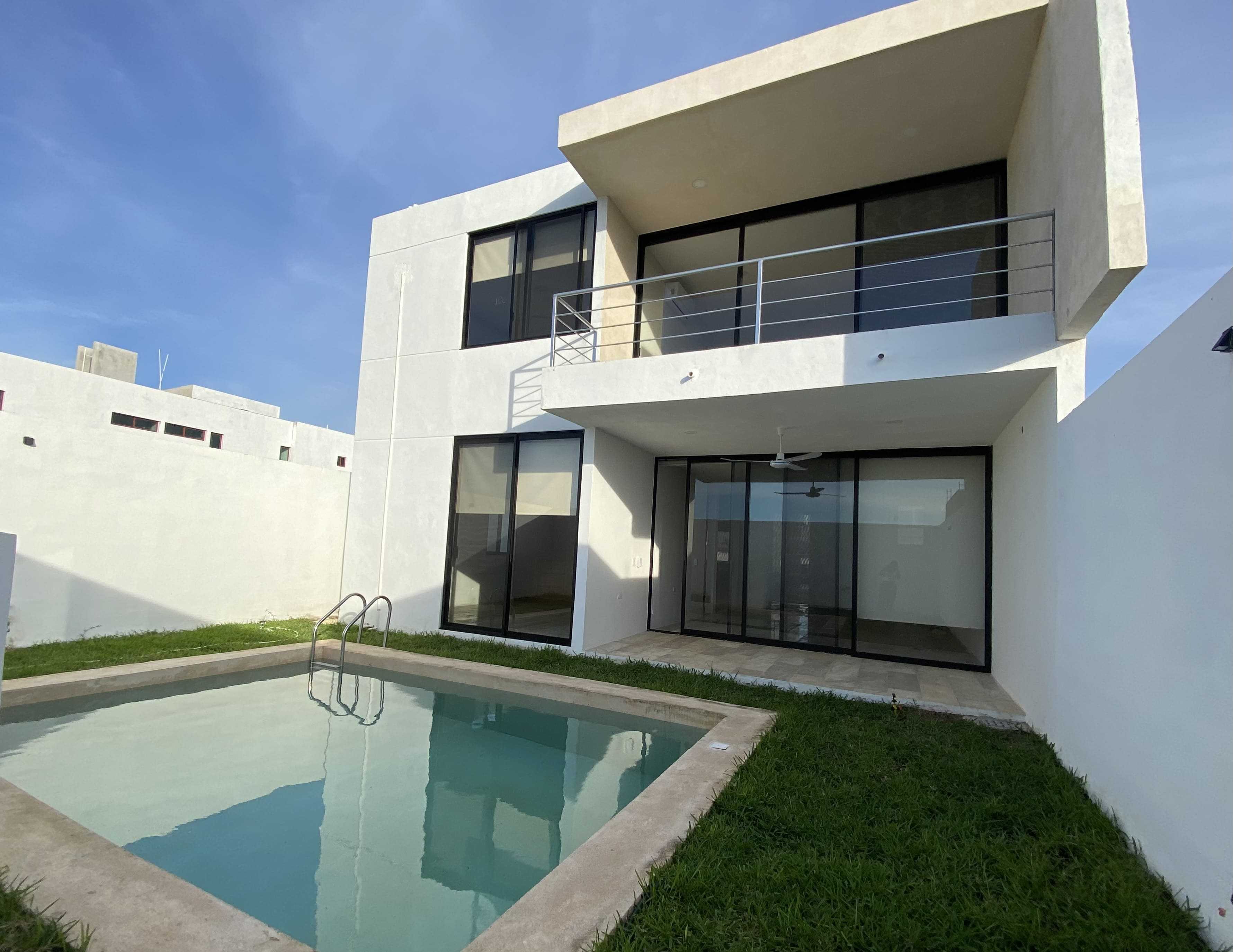 Casa de 4 recámaras y alberca, dentro de privada con amenidades.