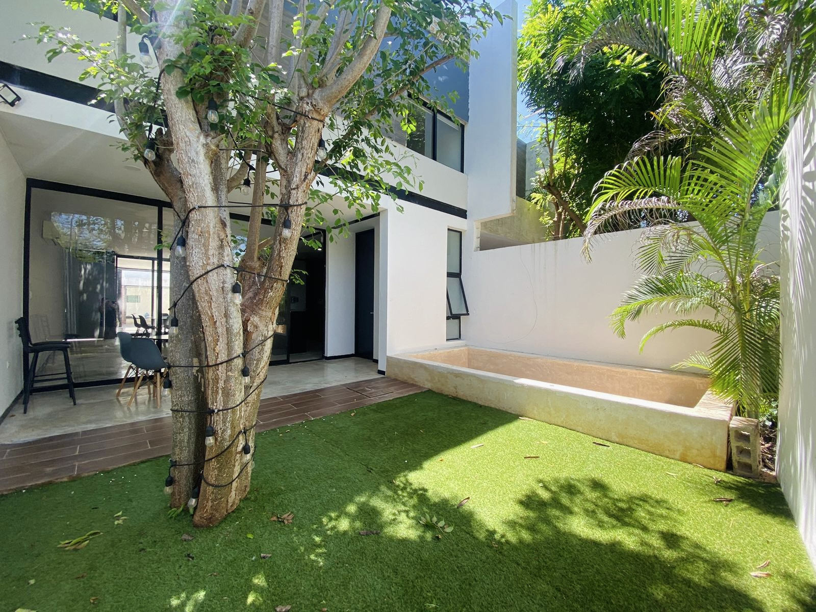 Amplio townhouse amueblado, con piscina y rooftop, a pocos metros de periférico.