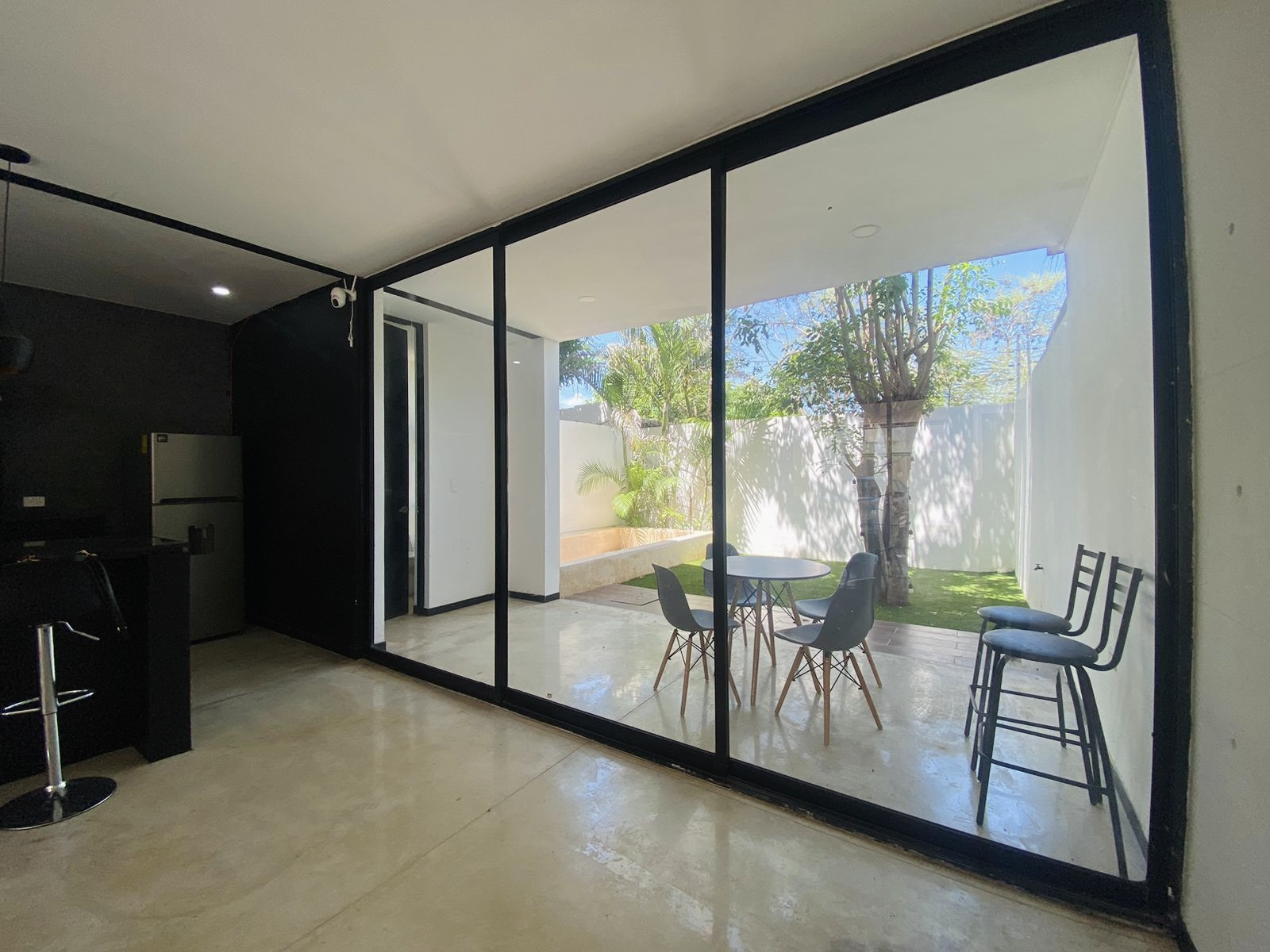 Townhouse amueblado y equipado, con piscina, a pocos metros de periférico.