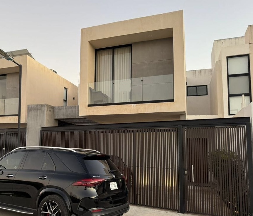 Venta de townhouse (SIN MUEBLES) con piscina y jardín.