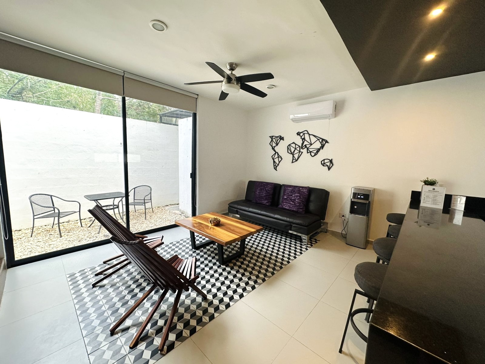 Townhouse de 1 cuarto, amueblado, dentro de privada.