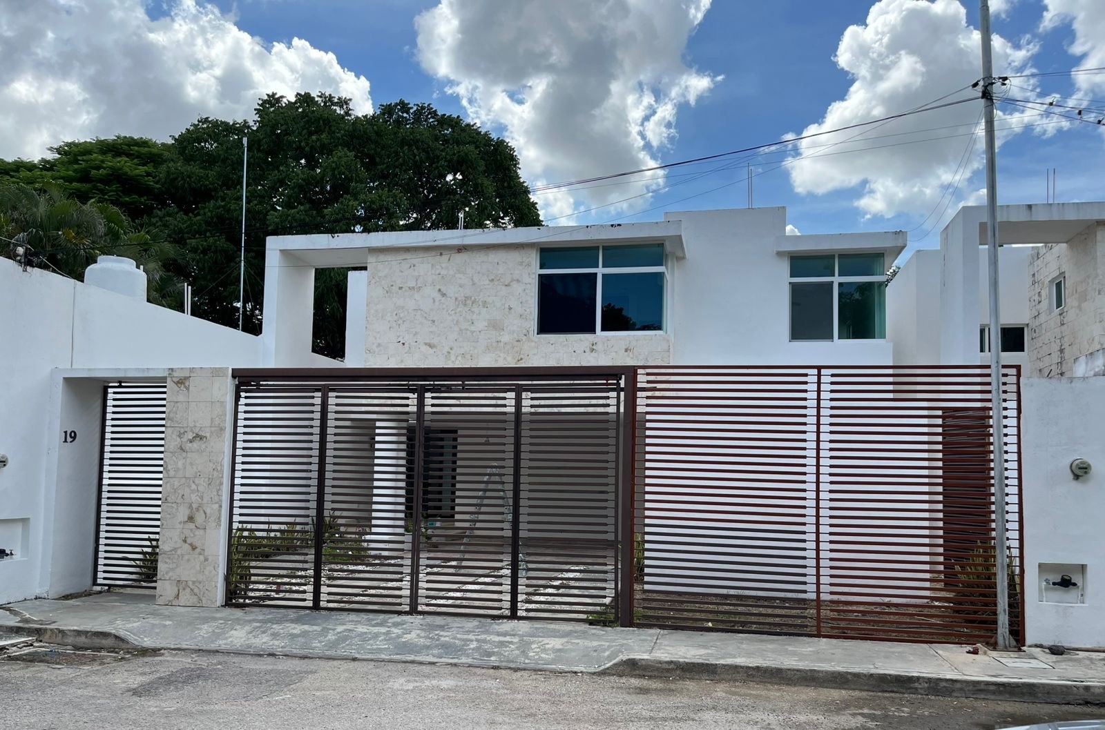 Casa de 3 recámaras, con piscina y amplio jardín, en México Norte.
