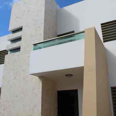 Hermosa casa con ubicación privilegiada, con amplio espacio de jardín y piscina.