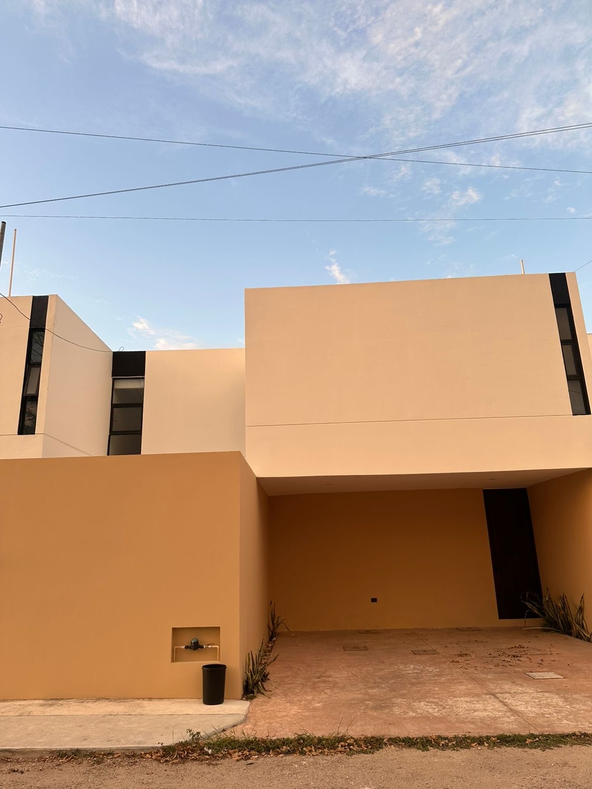 En renta amplio Townhouse sin muebles, de 2 recámaras, en Montes de Ame.