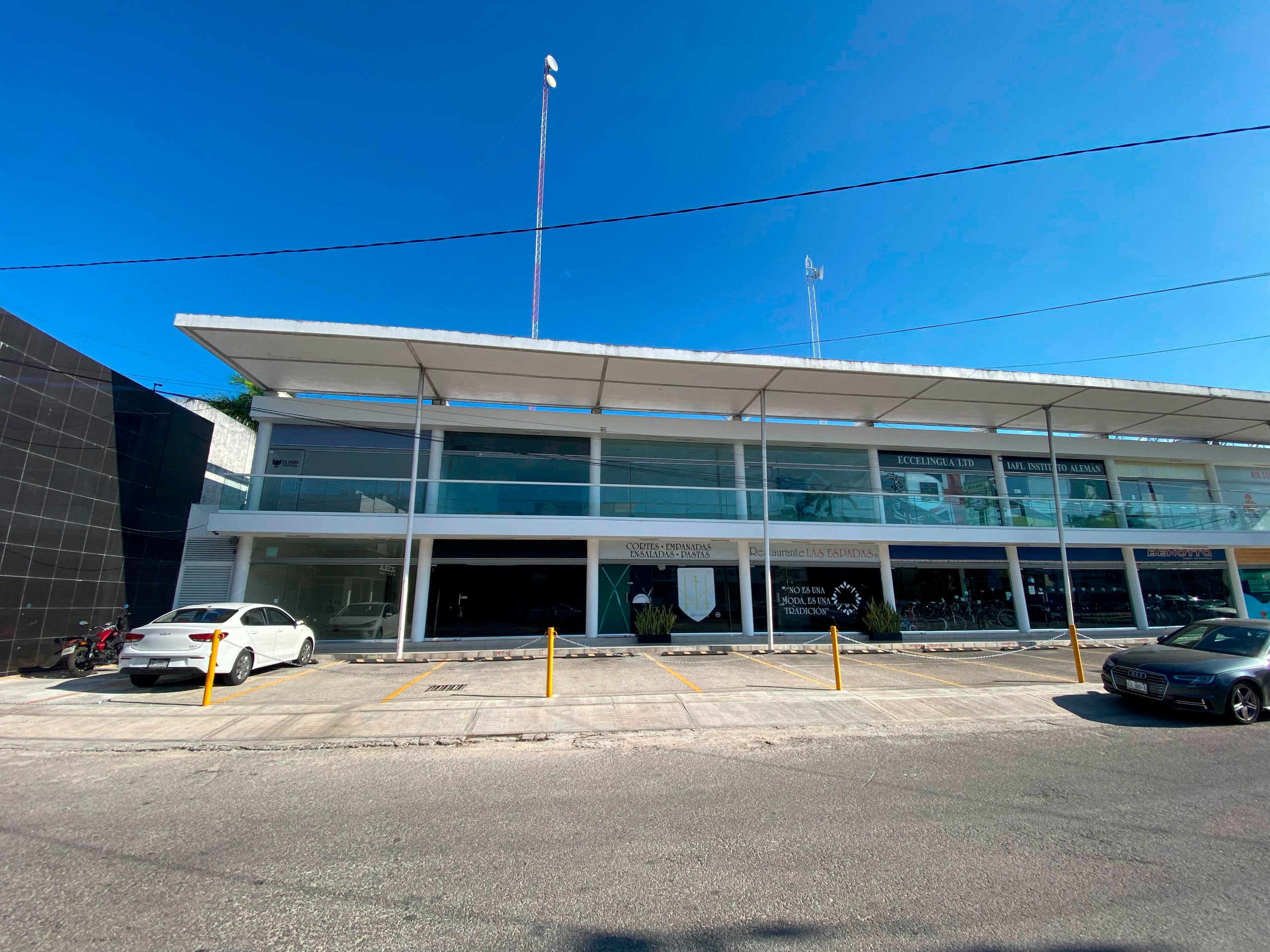 Locales para comercio u oficinas, en Plaza Comercial sobre la Av. Andres Garcia Lavín.