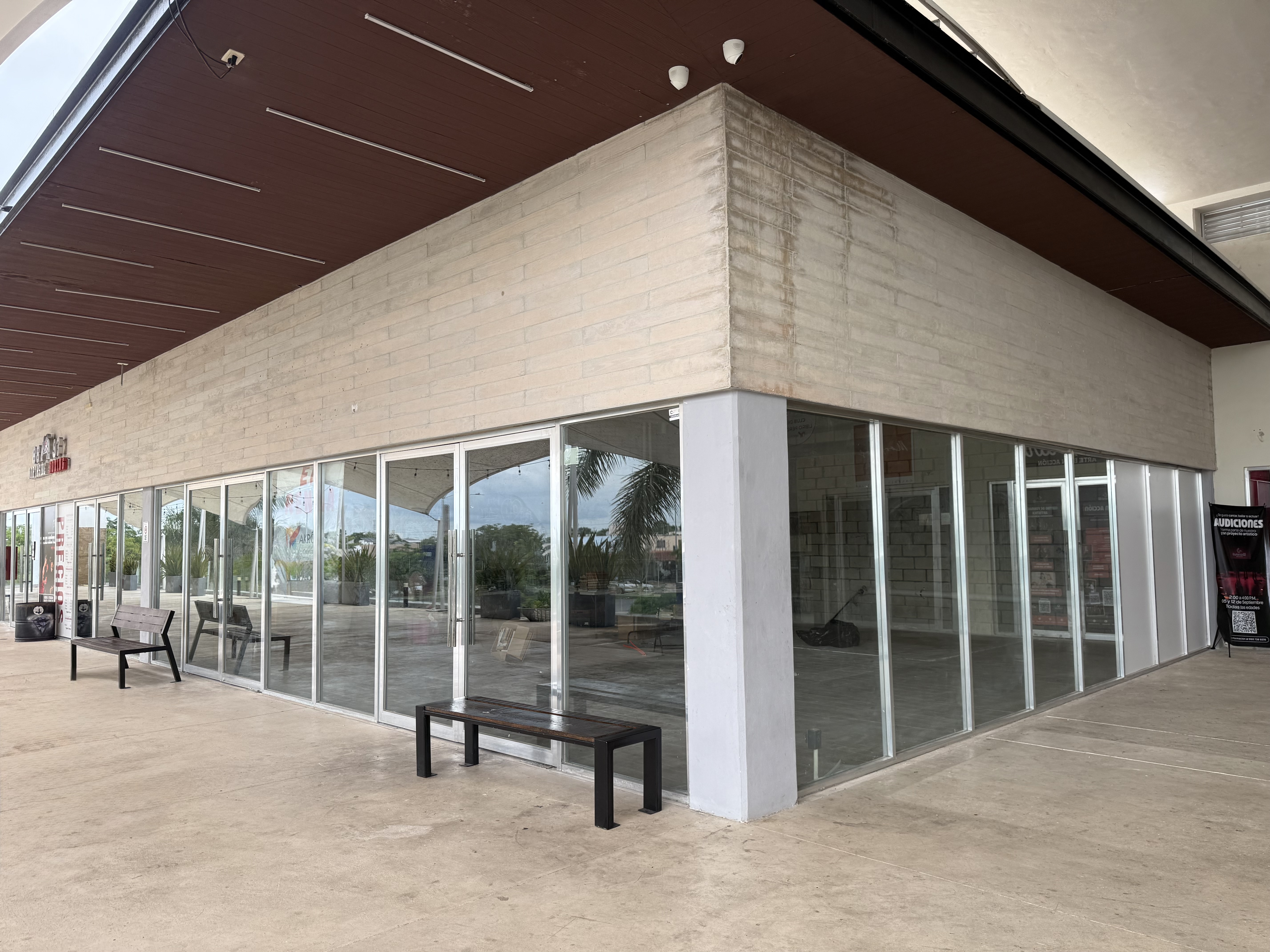 Renta de amplio local (Planta Alta) en Plaza Akropolis, en las Americas.