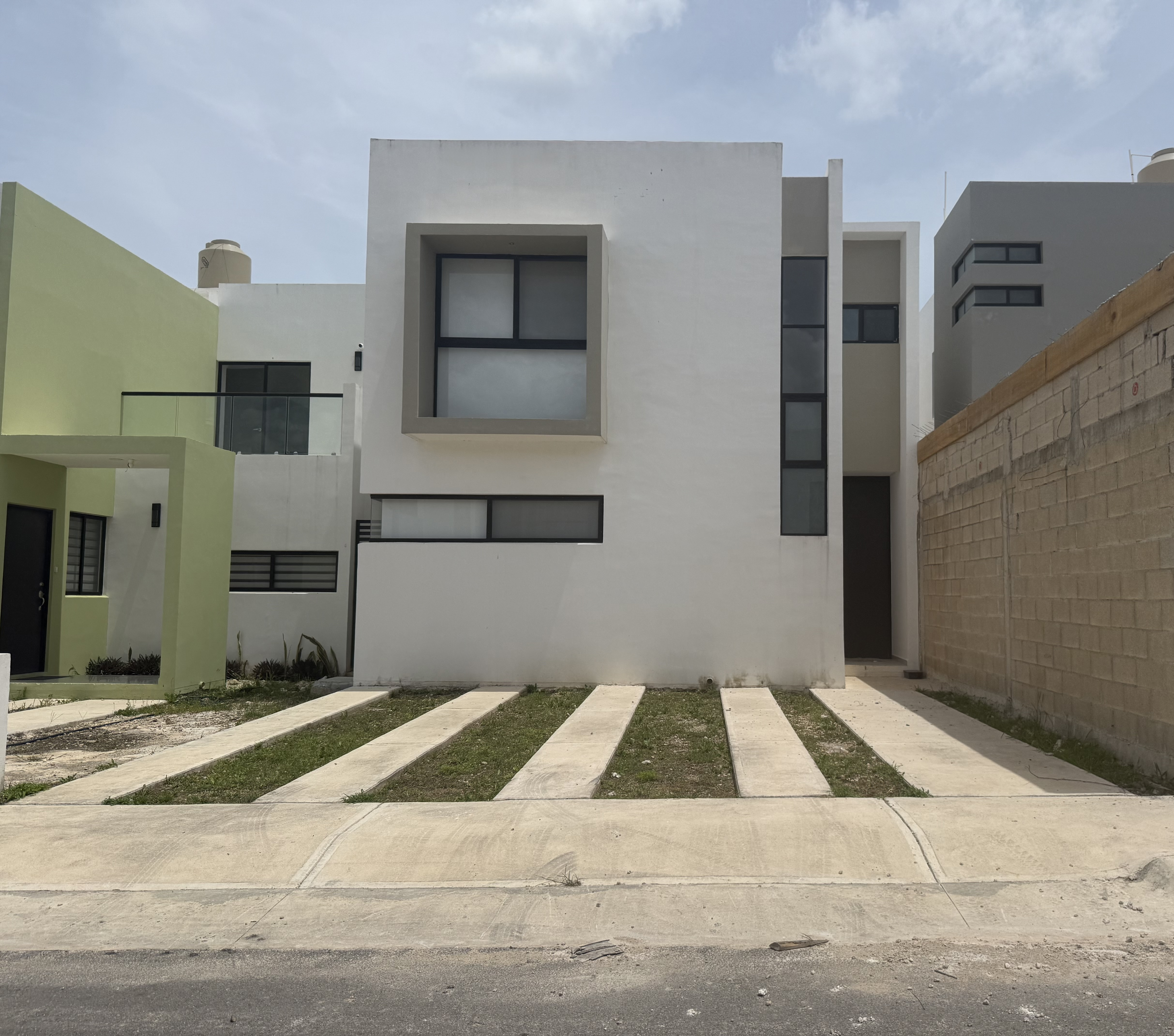 Se renta casa sin amueblar, de 3 habitaciones, en La Floresta.