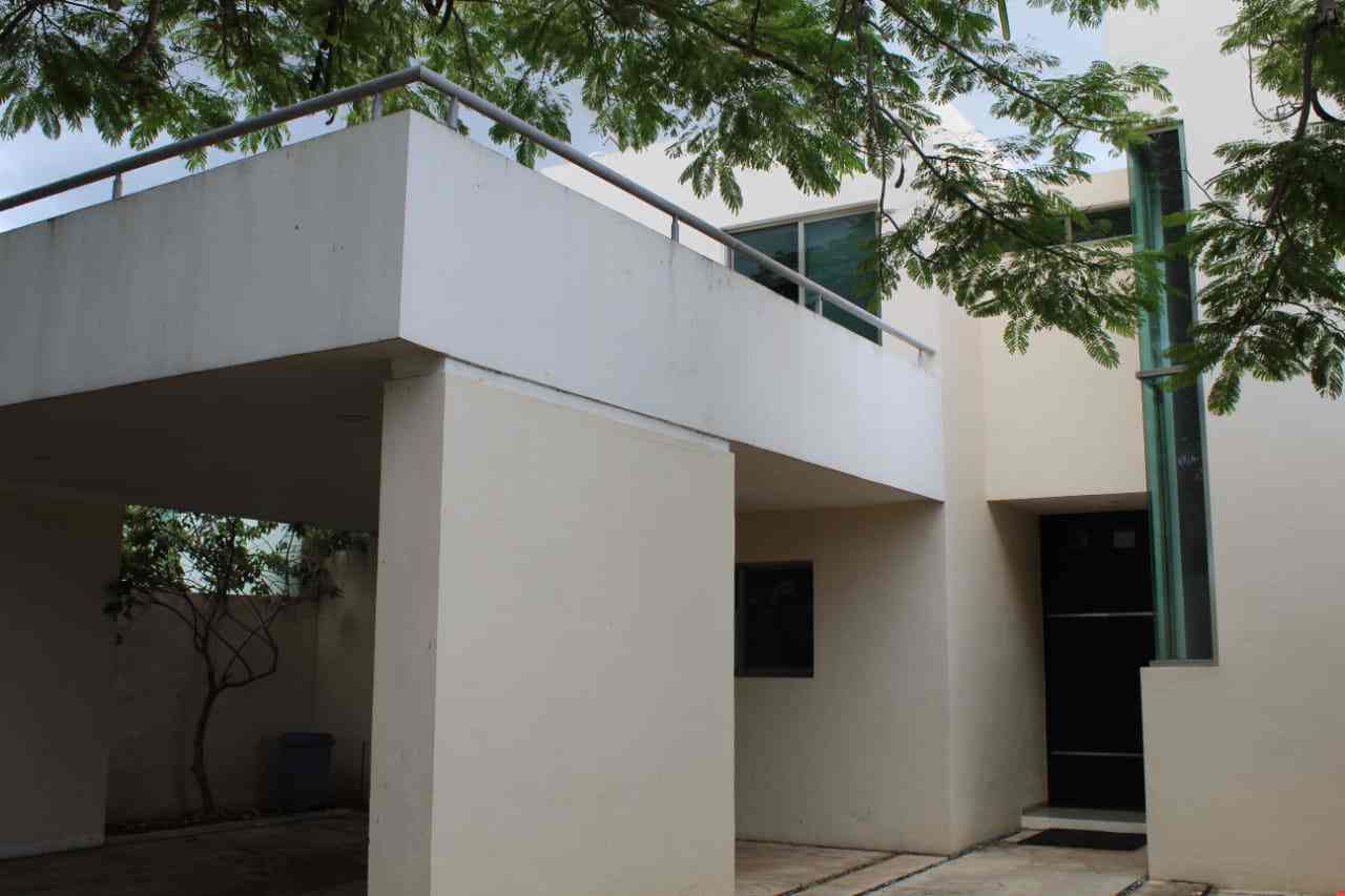 Casa sobre calle principal con amplios espacios.