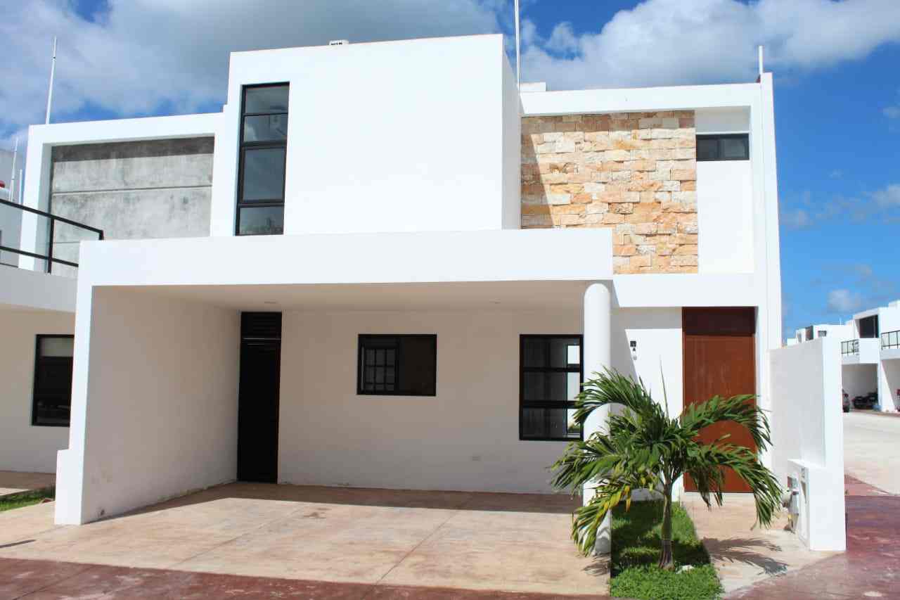 Casa de 4 recámaras y  alberca, dentro de privada con amenidades.
