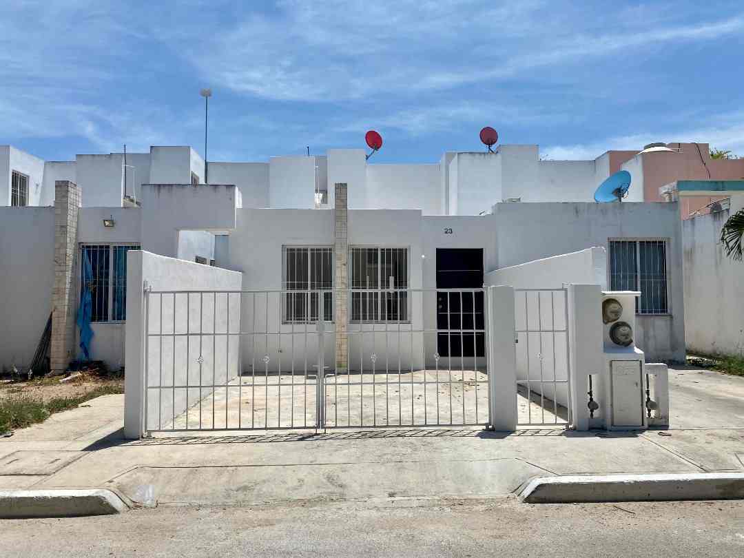 Casa dentro de privada en zona poniente.