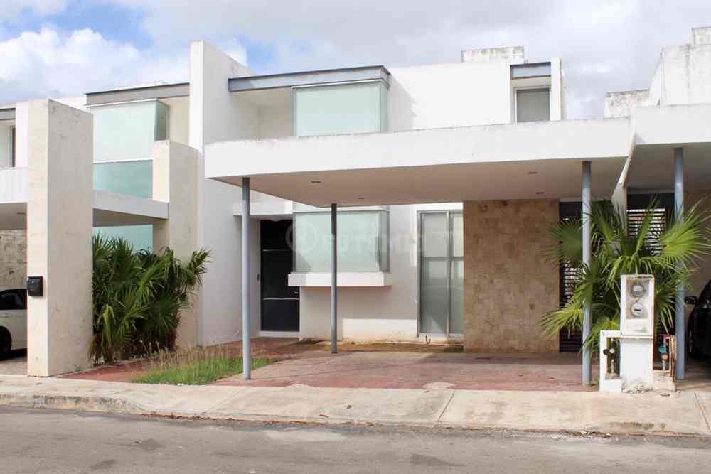 Casa sin muebles, con alberca, en residencial al norte de la ciudad.