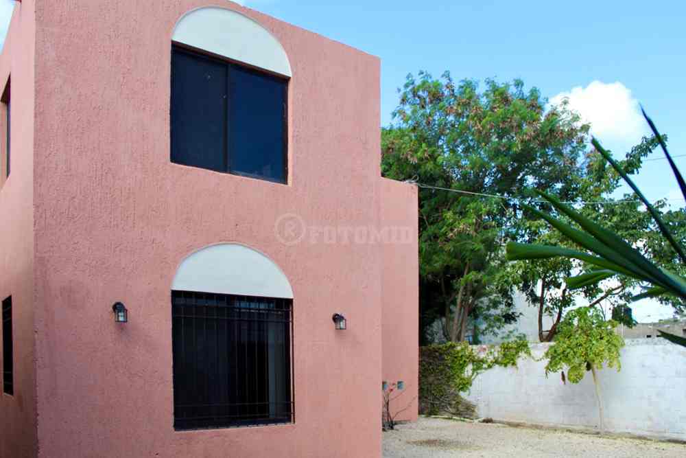 ¡Casa remodelada!  con alberca, amplio jardín, goza de excelente ubicación.