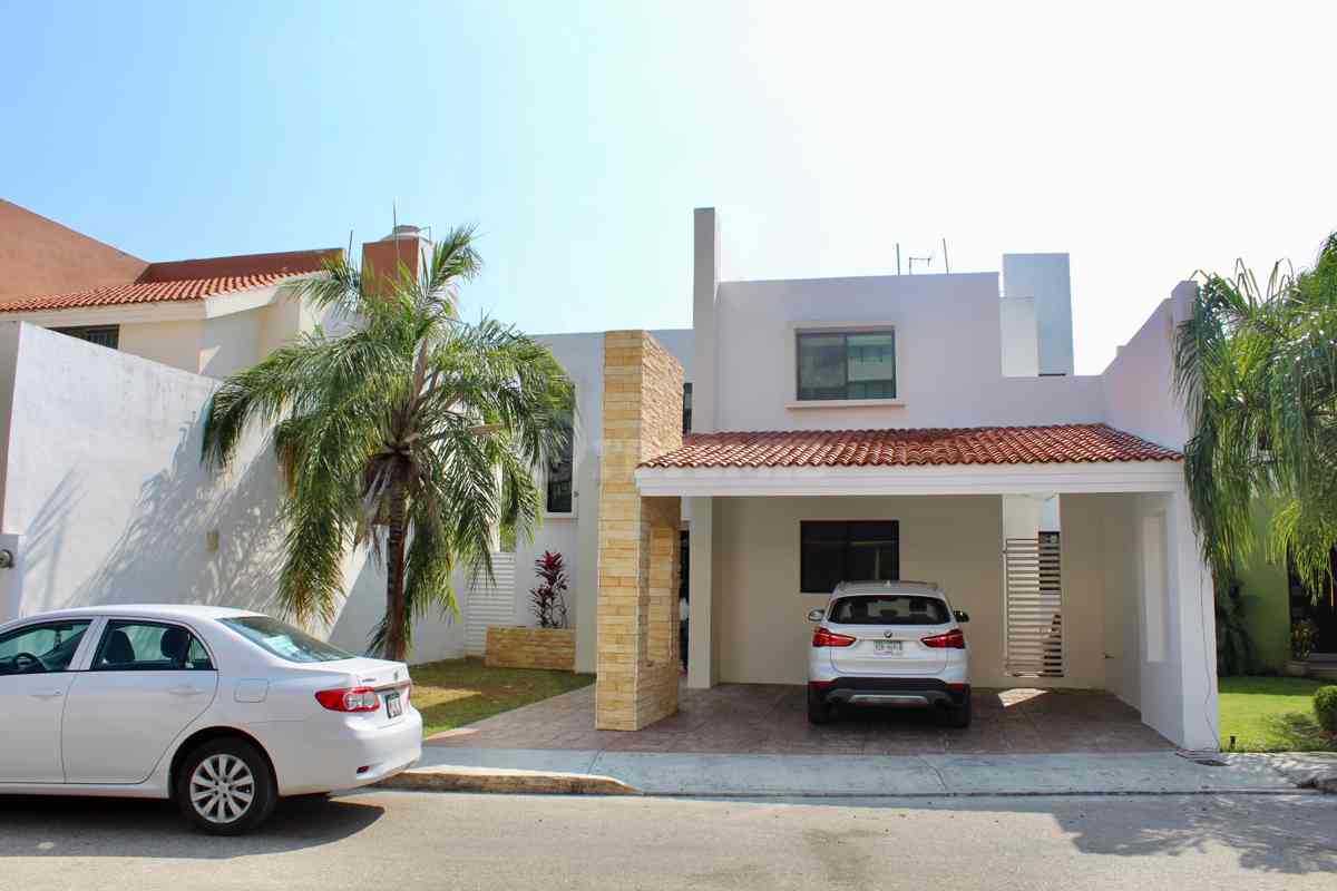 Casa amueblada y con alberca dentro de privada en Altabrisa.