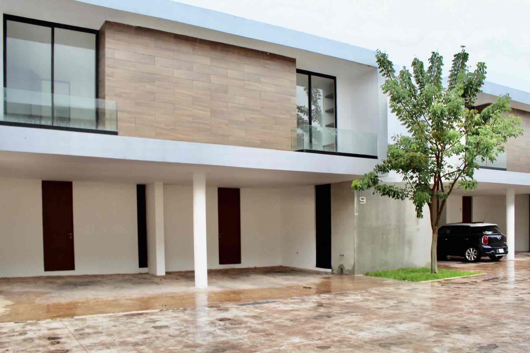 Townhouse de tres recámaras con piscina en privada,  en Temozon Norte.