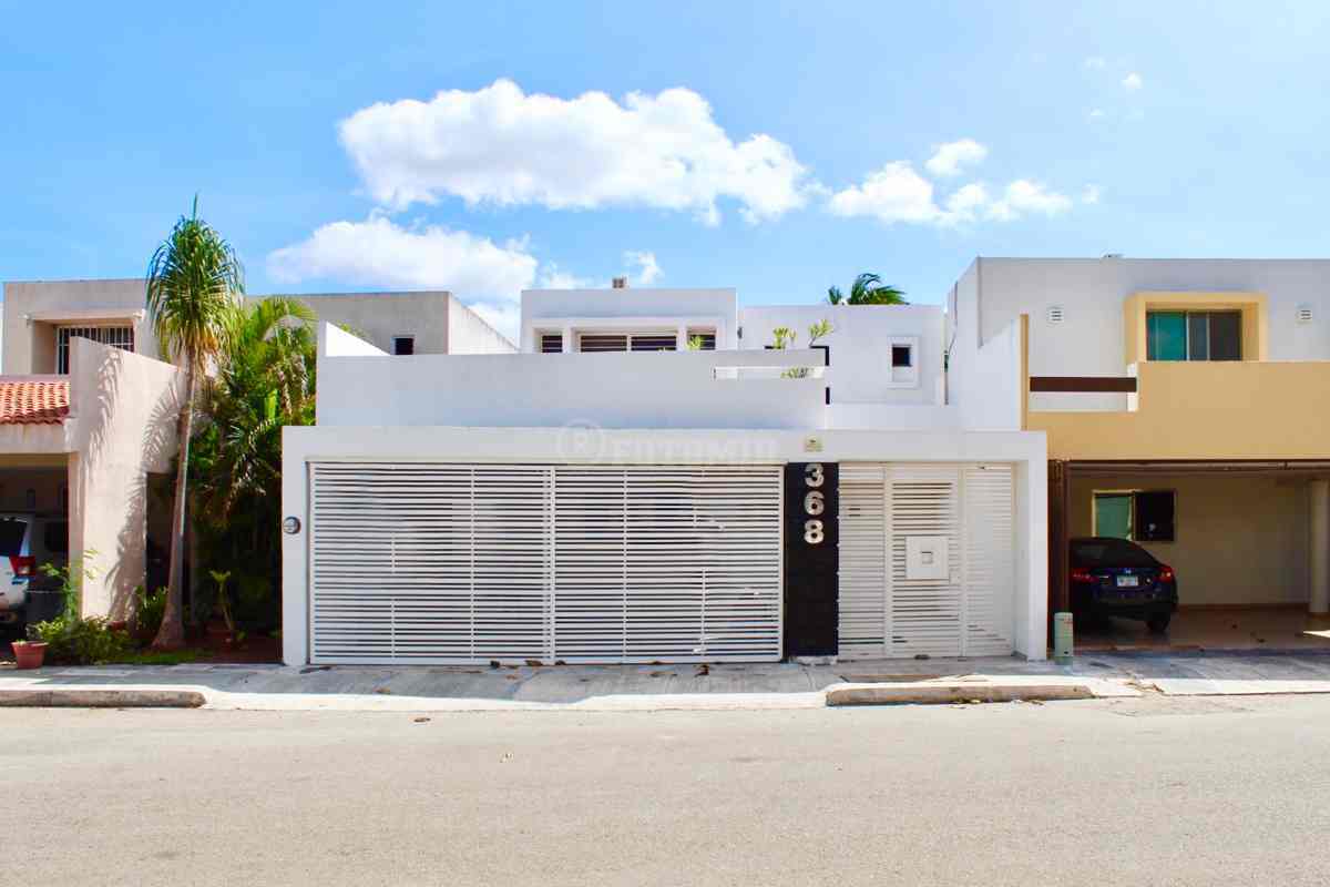 Casa en privada dentro de la zona norte de Mérida, muy cerca de plaza galerias.