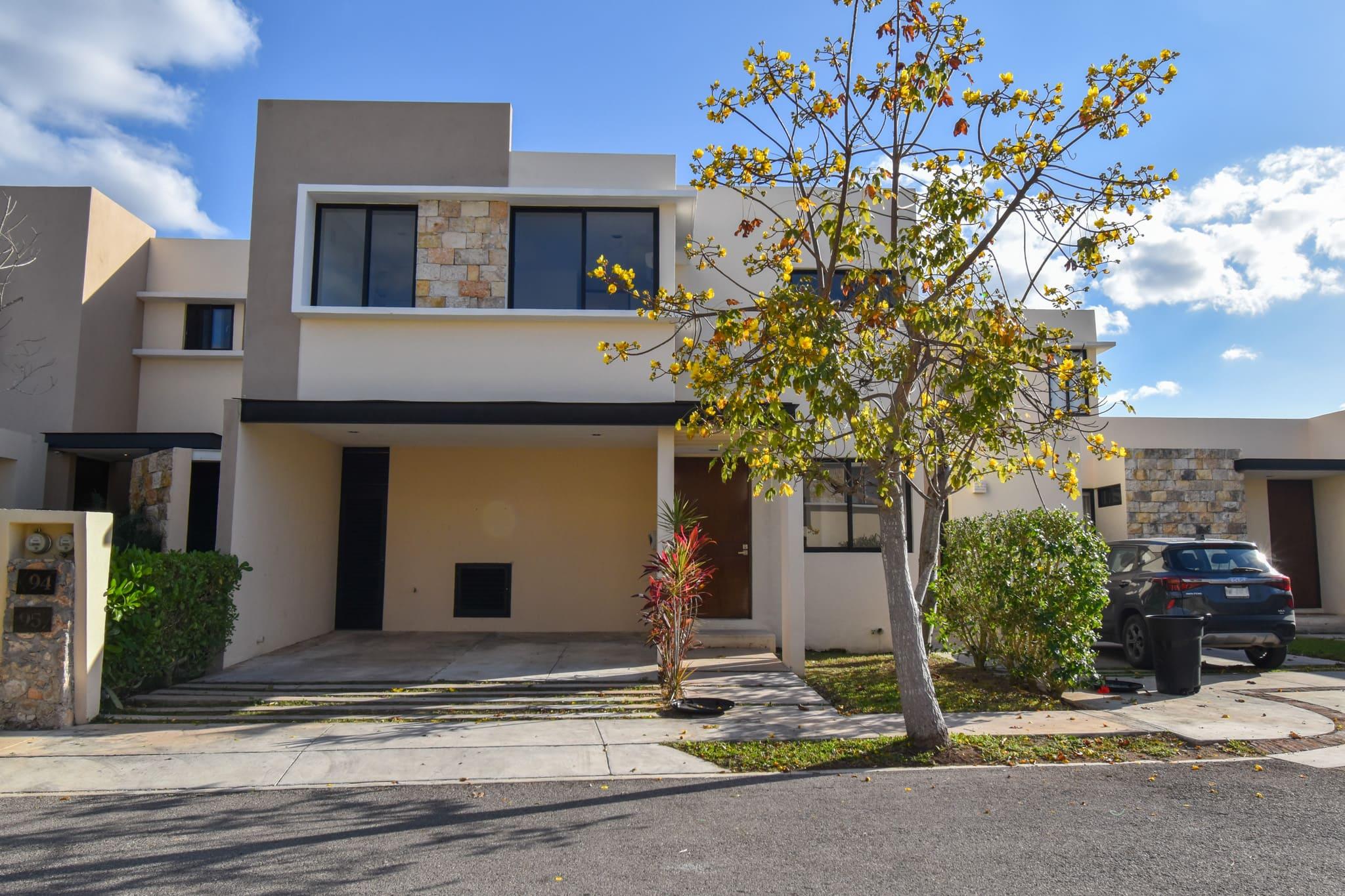 Casa dentro de privada con amenidades, en Conkal.