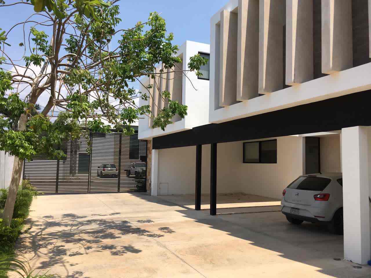 Townhouse dentro de privada en renta, a unos pasos de plaza La Isla.