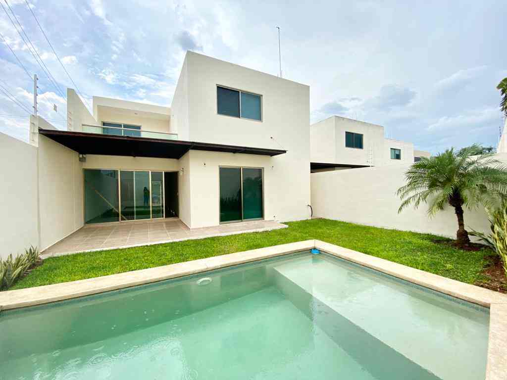 Casa en esquina, totalmente equipada con amplio patio y piscina.