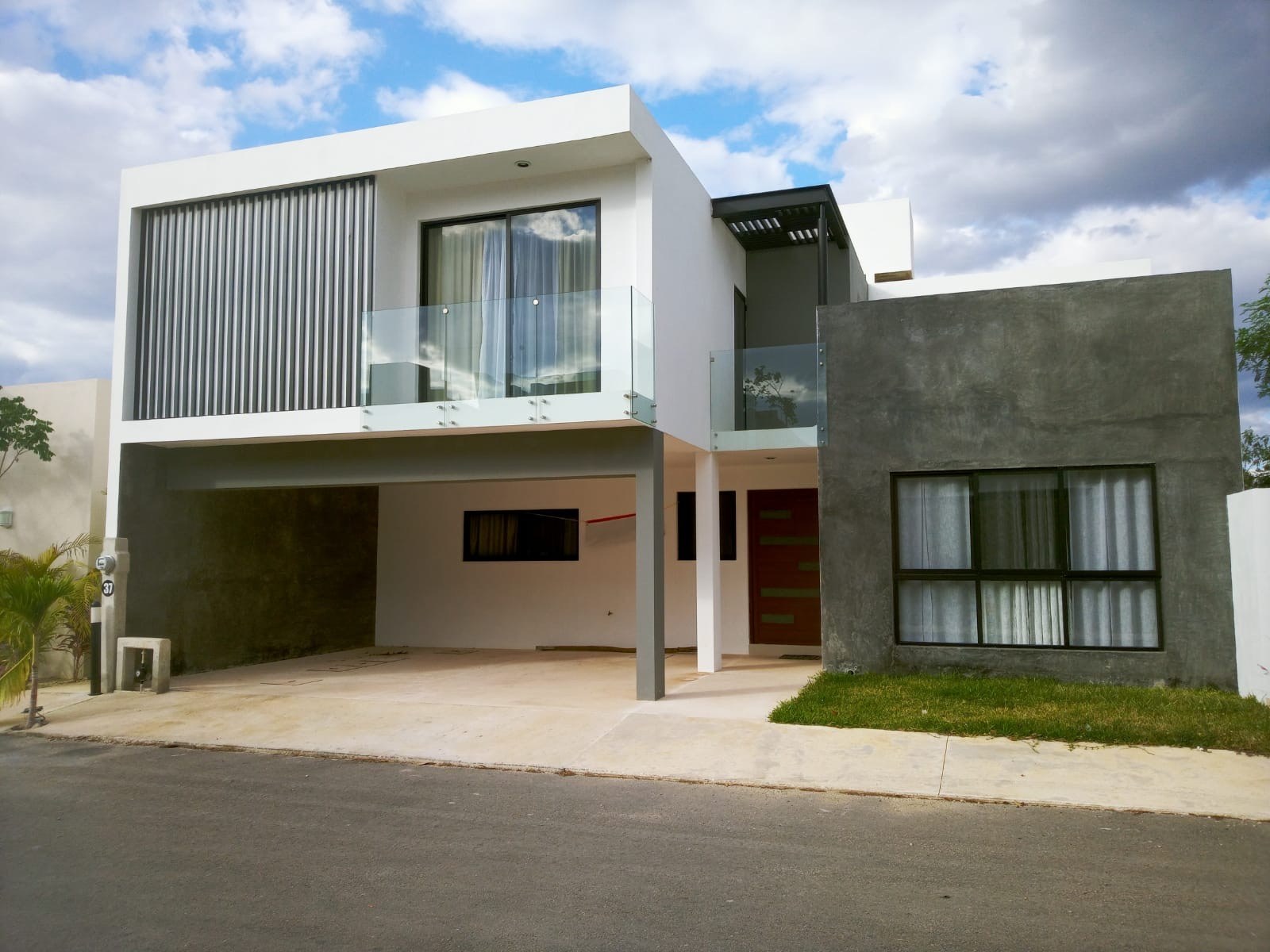 Estrena casa con diseño arquitectónico moderno, dentro de privada con amenidades.