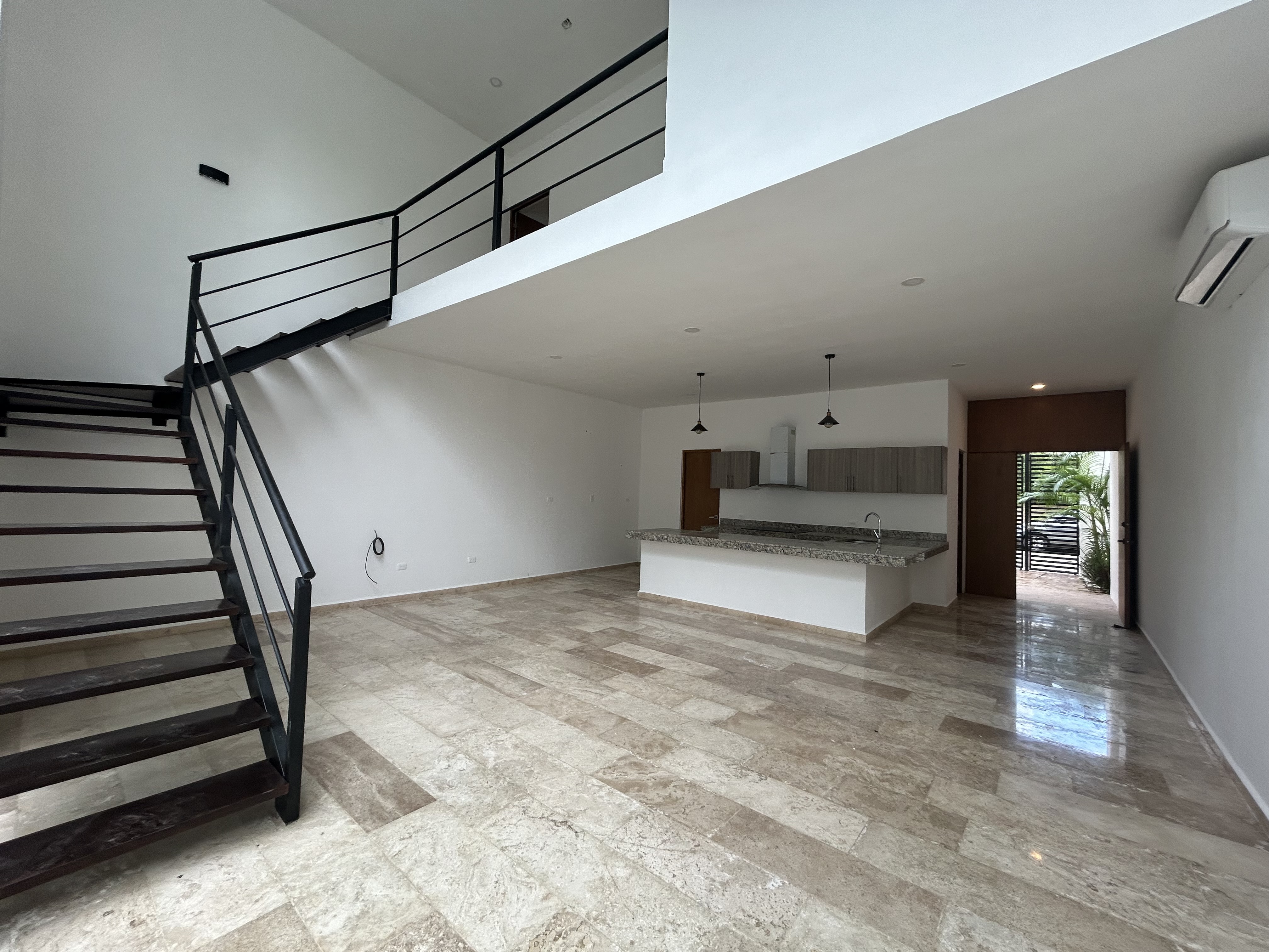 Townhouse de 2 recámaras, sin amueblar, con alberca en Temozón.