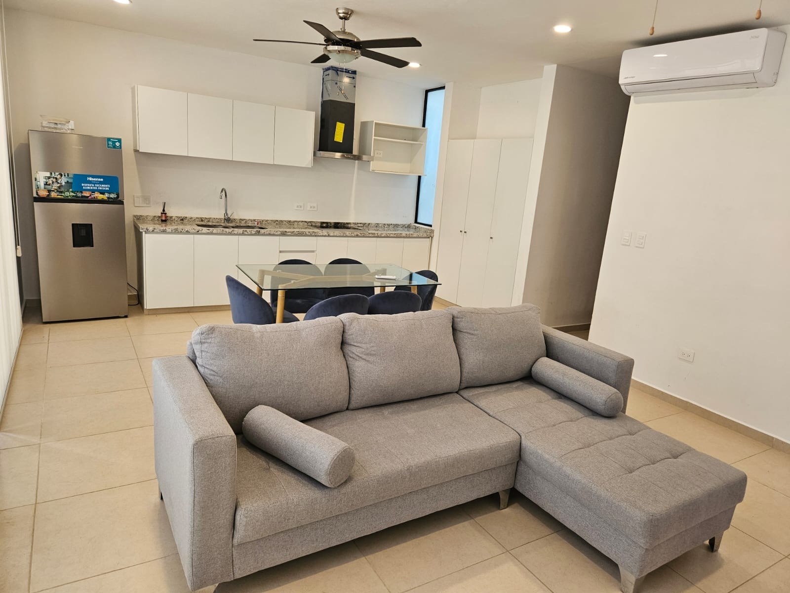 Departamento amueblado en complejo con amenidades, en zona country.