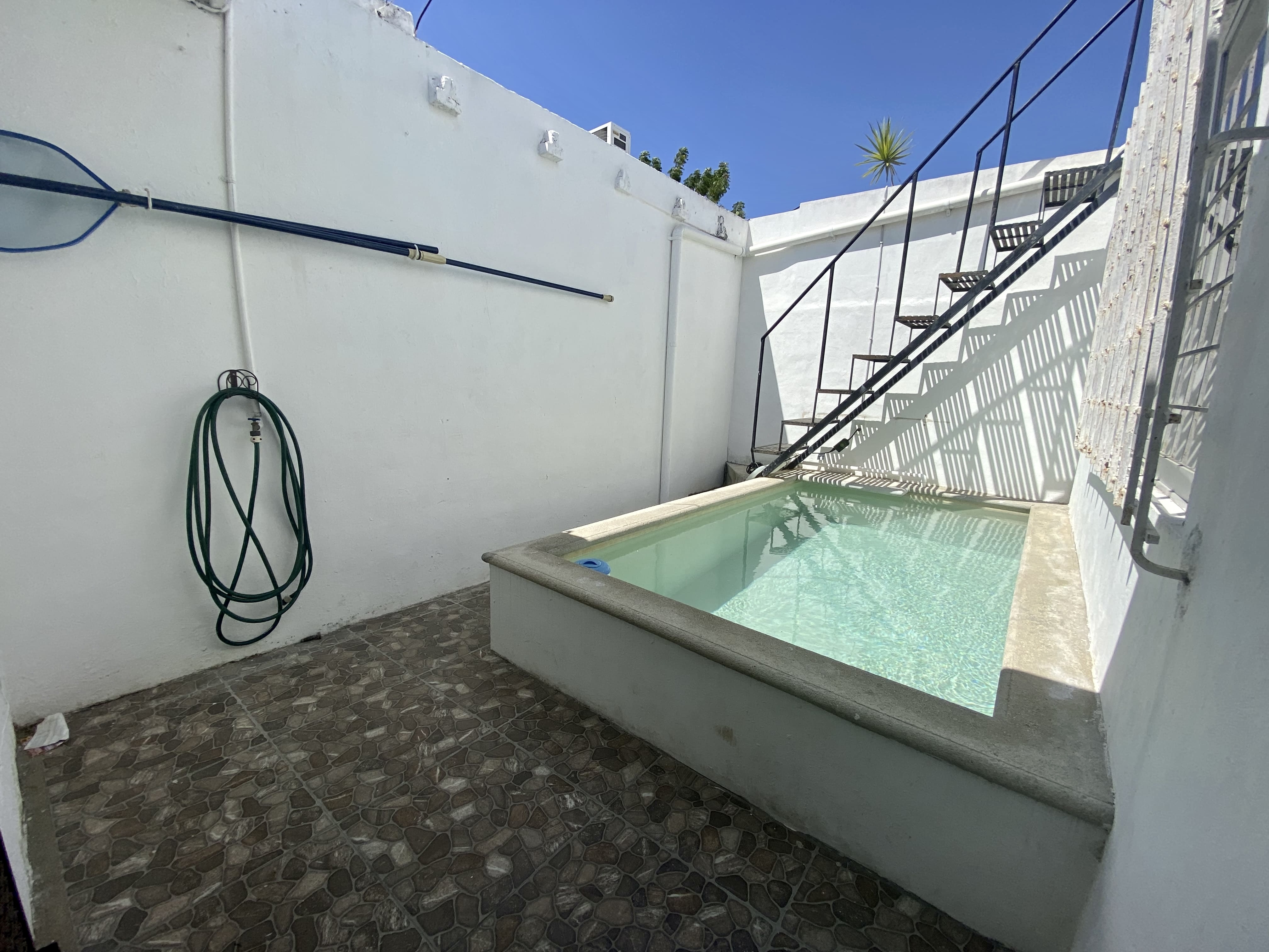 Casa de 1 planta, 3 recámaras, con muebles y alberca, en Residencial Los Pinos.
