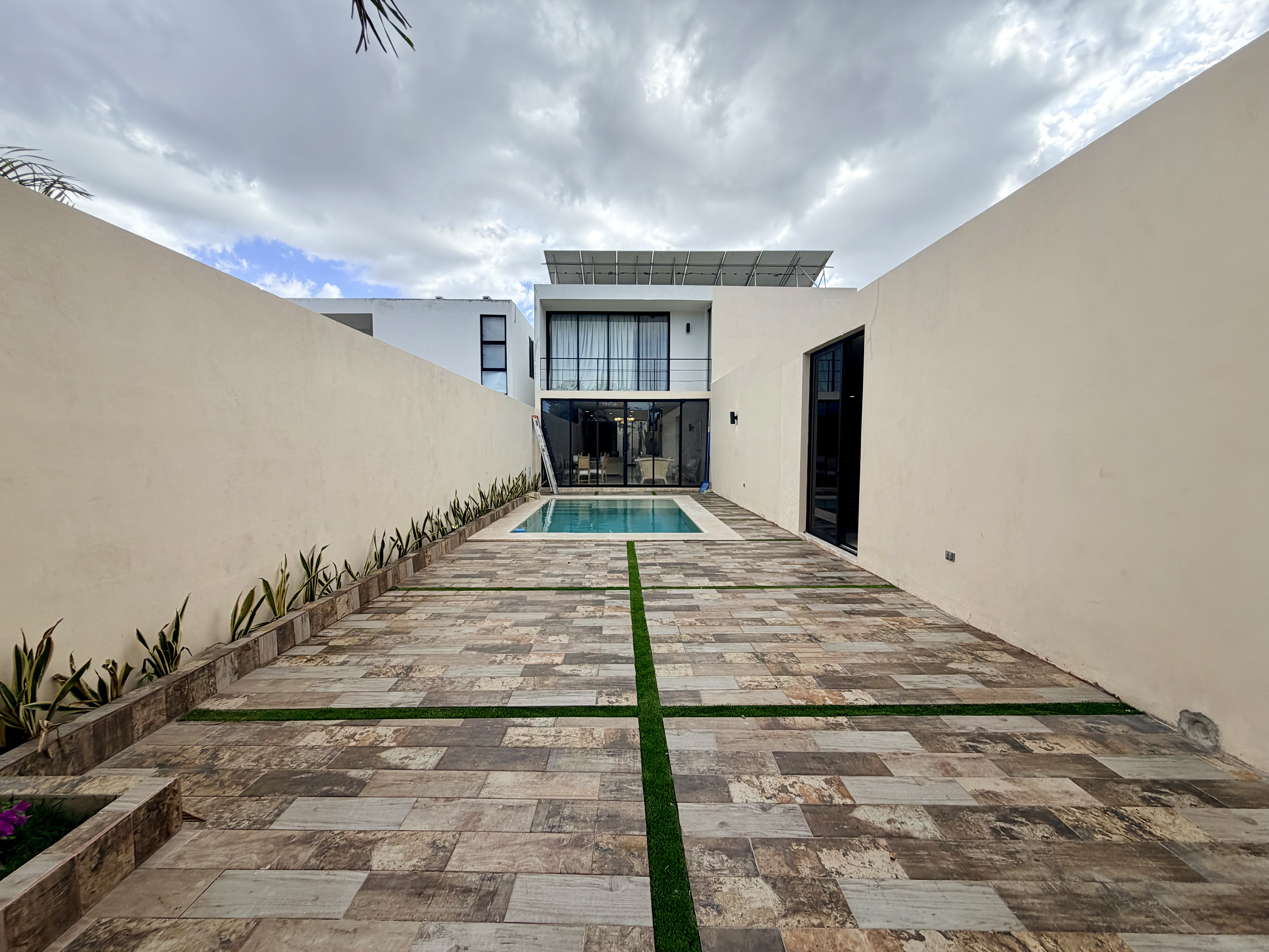 Casa en venta con alberca, recámara en planta baja y paneles solares, en Dzityá.