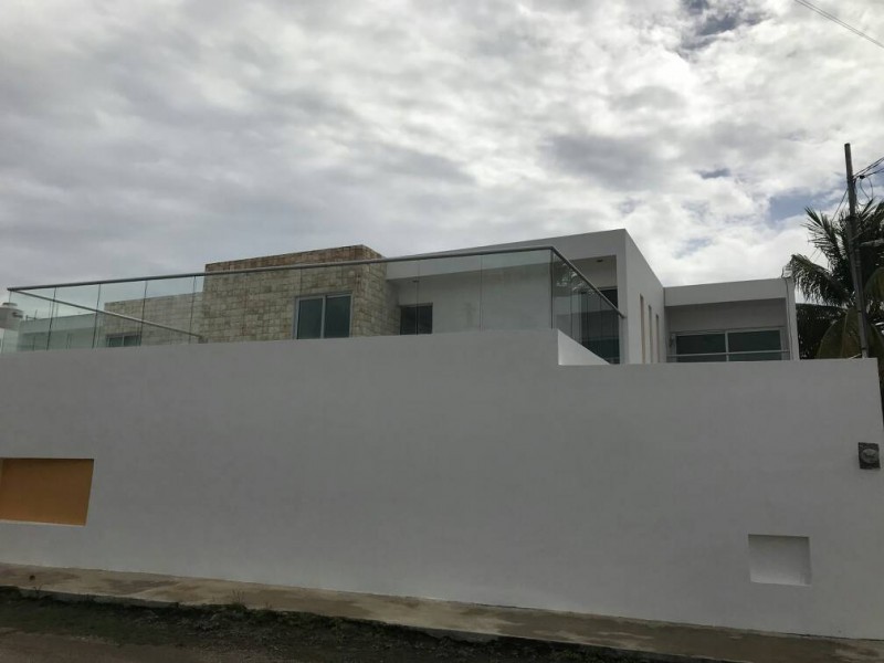 Se renta hermosa casa con piscina y acabados de lujo