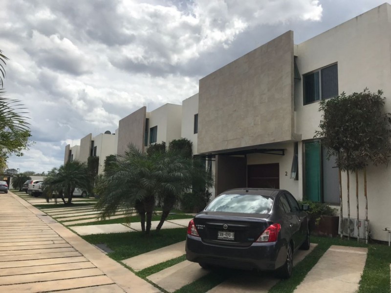 Townhouse  sin muebles, completamente vestido, a pasos de Plaza Altabrisa.