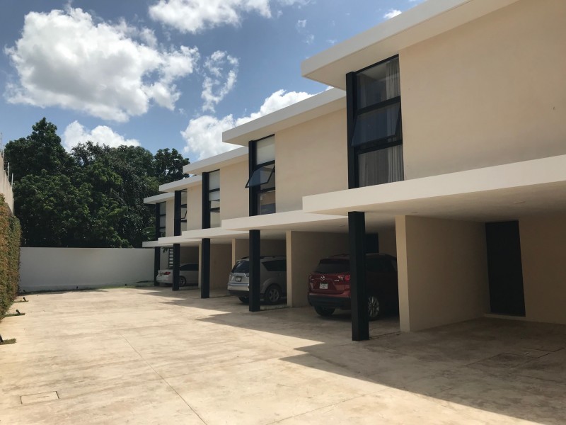 Townhouse sin muebles dentro de Privada.