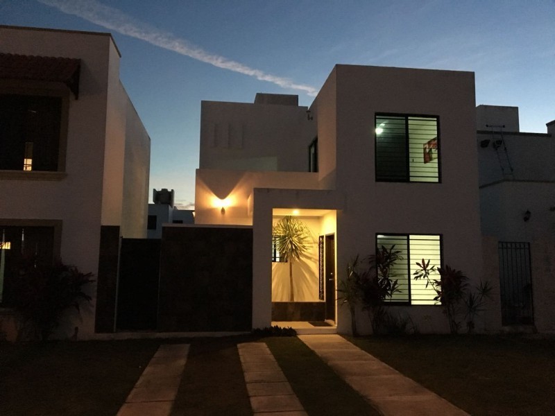 ¡Preciosa casa en renta! en Gran Santa Fe, totalmente equipada.